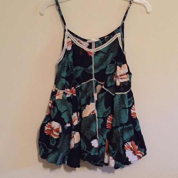 Tops - Super cute floral flowy tank